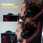 Homem usando headset gamer preto com LEDs RGB e microfone rotacional