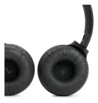 Fone JBL Tune 510BT preto, almofadas com letras L e R.