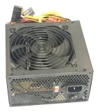 Fonte de alimentação para PC preta com ventoinha, grade metálica e fios coloridos.