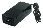 Fonte de alimentação Xbox One preta, bloco retangular com cabos e conectores.