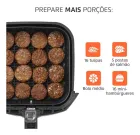 Fritadeira Air Fryer com cesto preto cheio de 16 mini-hambúrgueres marrons