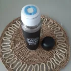 Garrafa térmica preta com 'coffee break', tampa click azul e branca