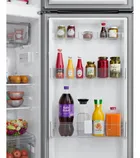 Geladeira Brastemp com interior branco, prateleiras cheias de garrafas e potes coloridos