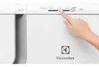 Mão ajustando o controle de temperatura da geladeira Electrolux RE31 branca