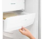 Mão abrindo gaveta branca com itens na Geladeira Electrolux