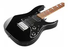 Guitarra Ibanez Mikro GRGM21 black night em ângulo sobre fundo branco.