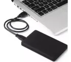 Hd Externo Knup preto conectado a um notebook prateado com cabo USB.