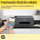 Mão com smartphone exibindo app HP Smart e impressora HP Smart Tank cinza.