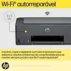 Impressora HP Smart Tank cinza escura com tanques de tinta coloridos e luz amarela.