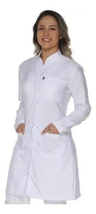 Mulher com jaleco feminino branco acinturado, gola padre, botões e bolsos.