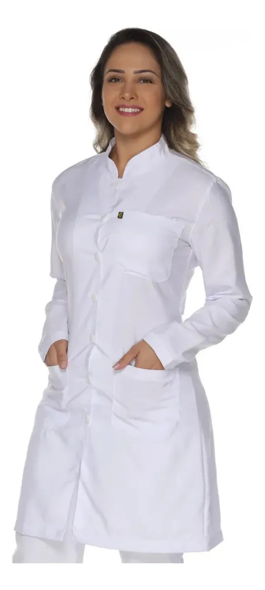 Mulher com jaleco feminino branco acinturado, gola padre, botões e bolsos.