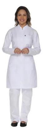 Jaleco Feminino branco acinturado com gola padre e bolsos, em mulher sorrindo