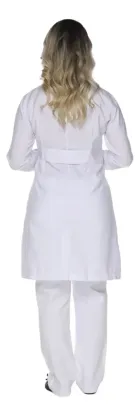 Jaleco feminino branco, visto de costas, com cinto traseiro e cabelo loiro.