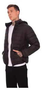 Homem vestindo jaqueta puffer preta com capuz e mão no bolso.