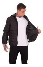 Jaqueta puffer preta masculina com capuz, aberta, mostrando camiseta branca.