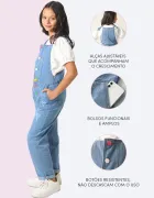 Jardineira macacão jeans infantil azul claro com botões coloridos.