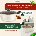 Panela antiaderente branca com tampa de vidro, alças marrons e especiarias