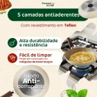 Panela antiaderente creme cozinhando omelete, mostrando fundo antiderrapante e interior.