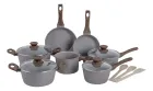 Jogo de Panelas Mimo Style Cook cinza marmorizado com cabos marrons e utensílios de madeira.