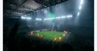 Estádio de futebol noturno iluminado com fogos de artifício verdes para Ea Sports Fc 26.