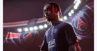 Jogador Ea Sports Fc 26 com camisa azul PSG e dreadlocks em estádio iluminado.