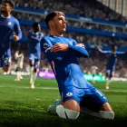 Jogador Ea Sports Fc 26 de camisa azul ajoelhado no gramado.