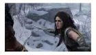 God Of War Ragnarok: Mulher de cabelo escuro com arma em cenário nevado