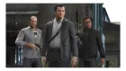 Três personagens masculinos de Grand Theft Auto V, um de terno, dois armados.
