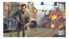 Homem de terno cinza com rifle perto de trem e explosão em Grand Theft Auto V.
