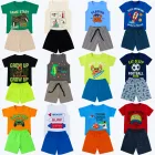 Dez conjuntos infantis masculinos coloridos com camisetas estampadas e shorts.