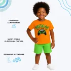 Conjunto Infantil Menino: menino com camiseta laranja gaming e shorts verde.