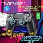 Controle de jogo preto com joysticks azuis brilhantes e botões coloridos