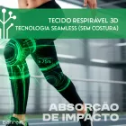 Pernas com joelheiras de compressão pretas e linhas verdes brilhantes.