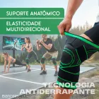 Joelheira de compressão preta e verde sendo ajustada na perna.