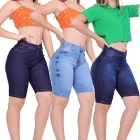 Três bermudas femininas ciclistas jeans em tons azul escuro, claro e médio.