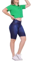Bermuda ciclista jeans feminina azul escura com rasgos, vestida por mulher de camisa verde.