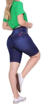Bermuda feminina ciclista jeans azul escura com logo rosa, vestida por mulher de blusa verde.