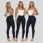 Três mulheres vestindo calças jeans femininas skinny azul escuras e blusas brancas.