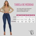 Mulher com calça jeans feminina skinny azul escura e tabela de medidas