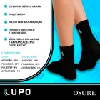 Meias Lupo pretas de cano médio em pés com logo.