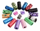 Rolinhos coloridos de sacos de lixo pet com estampas de patas e ossos