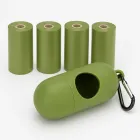 4 rolos verdes e dispensador verde com mosquetão preto para sacos de lixo pet.