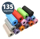 Vários rolinhos coloridos de sacos de lixo cocô pet empilhados, com selo 135 saquinhos