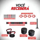 Kit de halteres, barra, anilhas e kettlebell pretos e vermelhos.