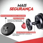 Componentes do kit halteres: anilhas pretas, barra e rosca vermelha.