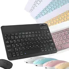Teclado Bluetooth preto, mouses e teclados coloridos