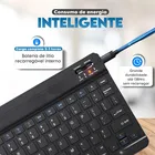 Teclado Magnético Bluetooth preto sendo carregado com cabo azul.