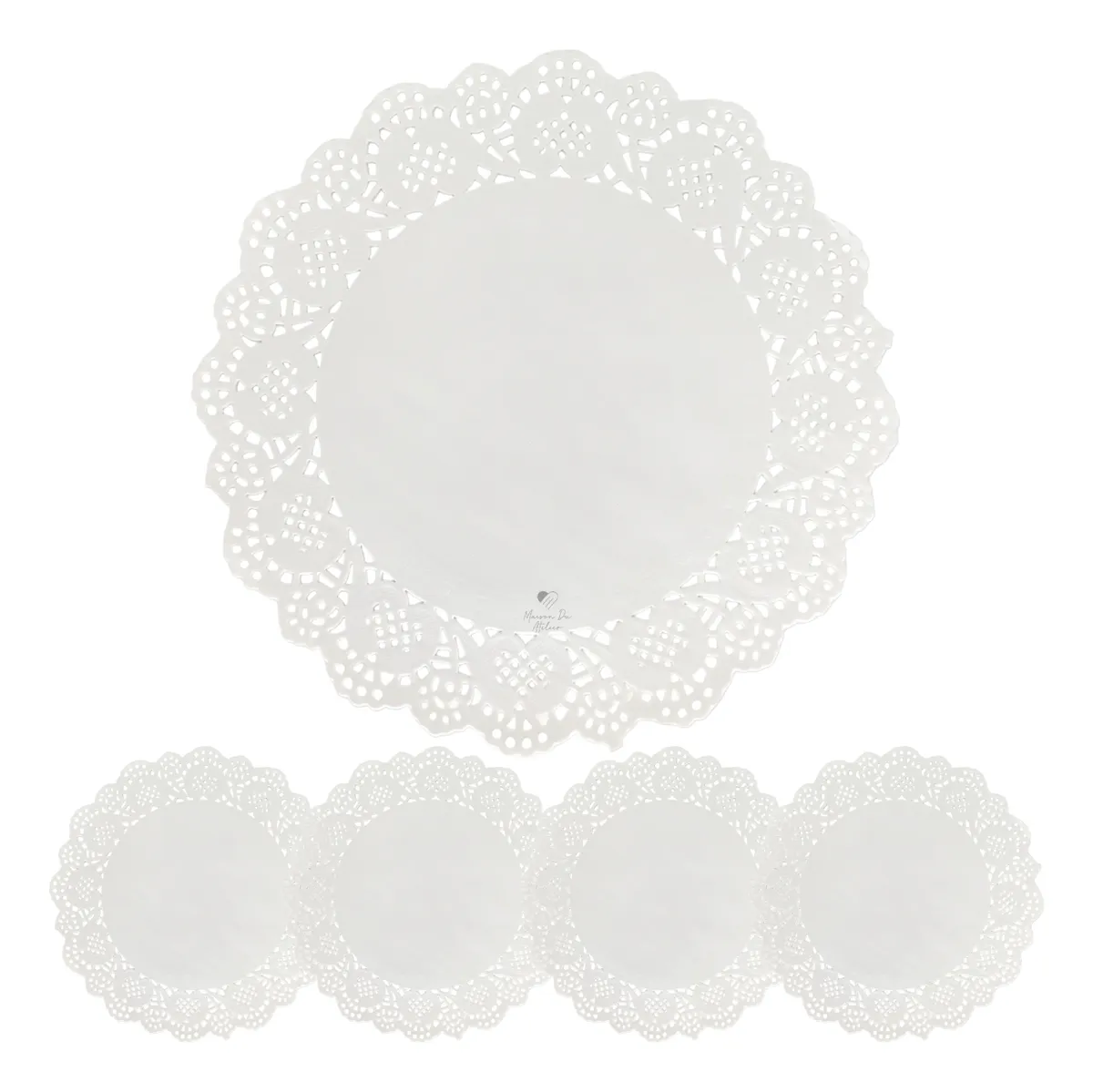 Papel Toalha Rendado Doilie branco, um grande e quatro pequenos com borda rendada.