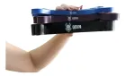 Mão segura três Super Band Odin Fit azul, roxa e preta.