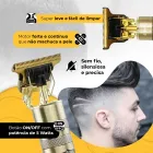 Maquininha de cortar cabelo dourada com lâmina, e homem com corte de cabelo.